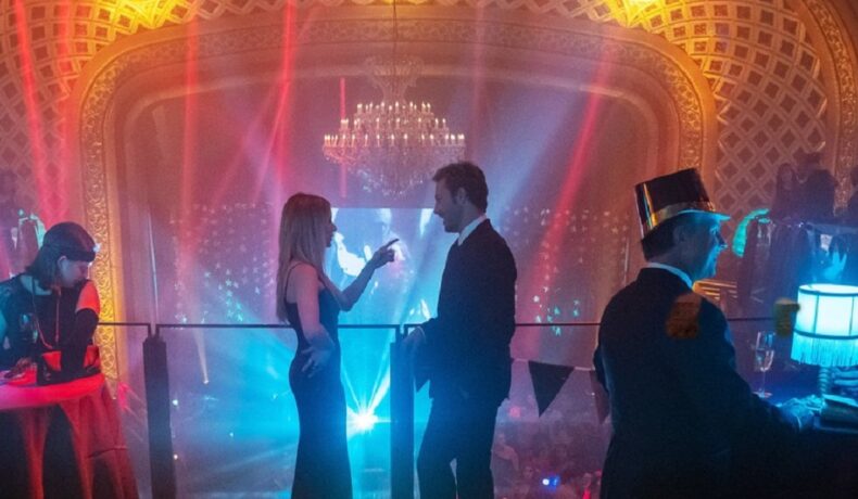 O scenă din filmul de Anul Nou, Holidate, în care apar actorii principali în timp ce se distrează într-un club