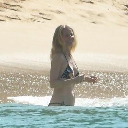 Gwyneth Paltrow face baie în Ocean, în Barbados