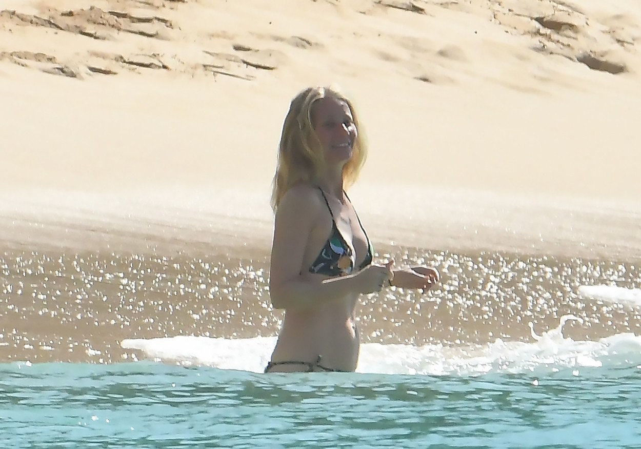 Gwyneth Paltrow face baie în Ocean, în Barbados