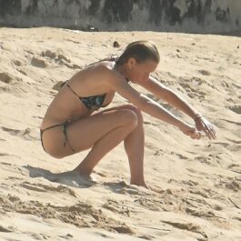 Gwyneth Paltrow, pe plajă, în costum de baie