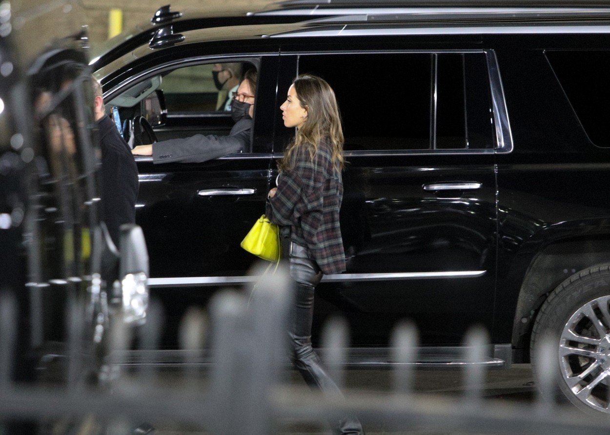 Ines de Ramon, în haine lejere, în parcare, la concertul lui Bono