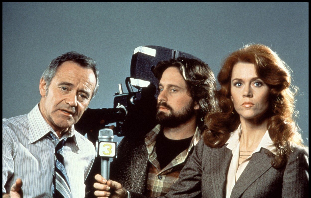 Jane Fonda joacă un rol, alături de un cameraman, iar ea este reporter și are un microfon în mână
