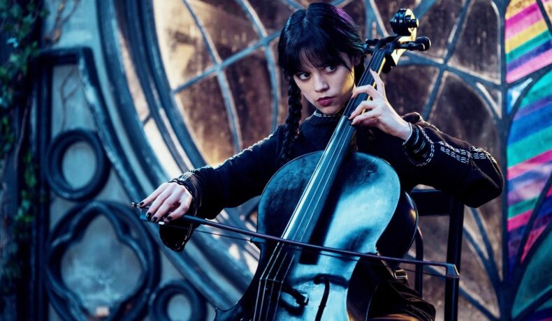 Jenna Ortega într-o scenă a serialului Wednesday în care cântă la violonce