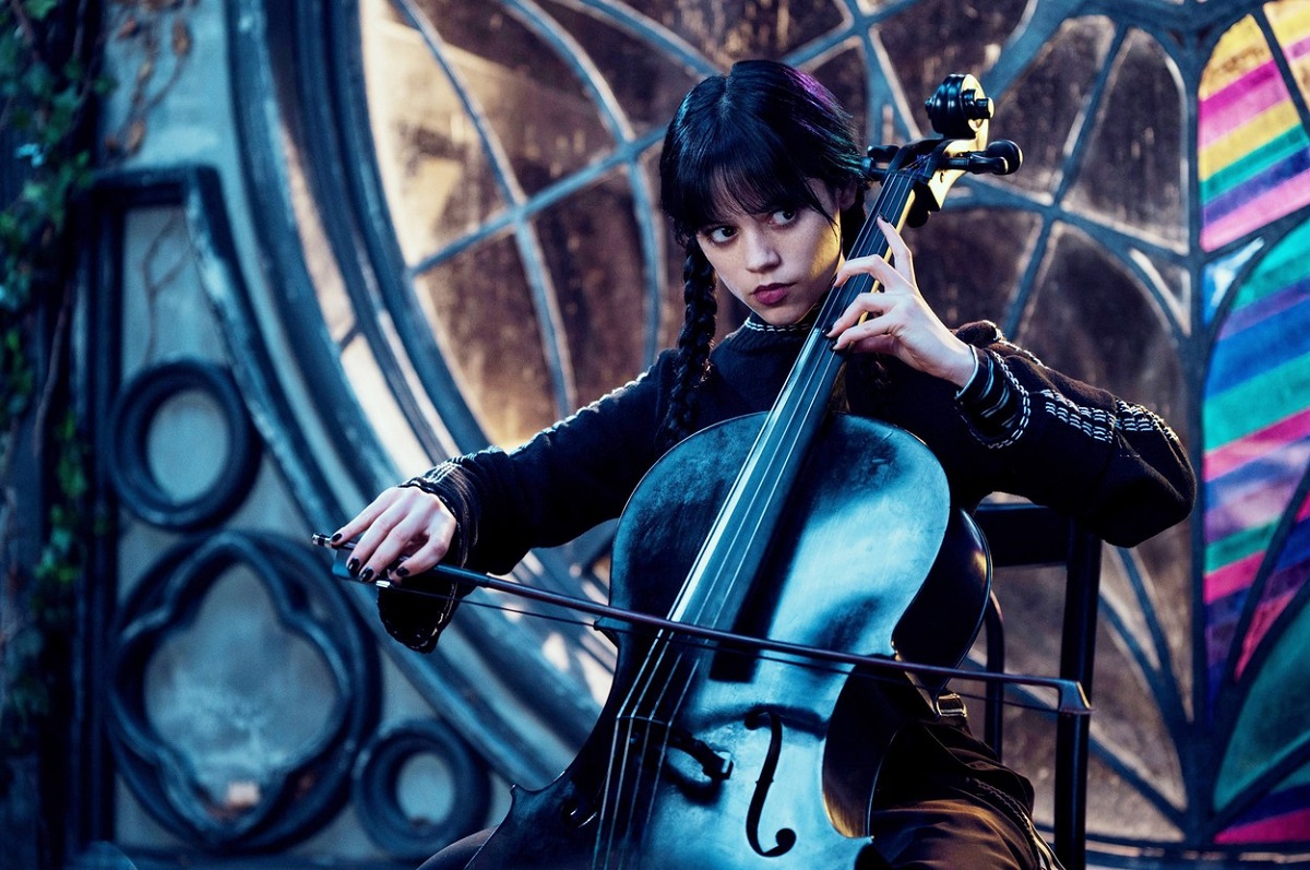 Jenna Ortega într-o scenă a serialului Wednesday în care cântă la violonce