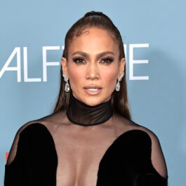 Jennifer Lopez într-o rochie neagră la premiera Halftime