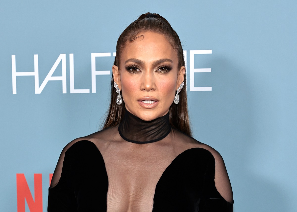 Jennifer Lopez într-o rochie neagră la premiera Halftime