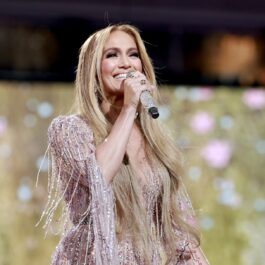 Jennifer Lopez într-o rochie strălucitoare în timp ce cântă pe scenă
