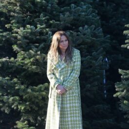 Jennifer Lopez într-un palton verde în timp ce alege bradul de Crăciun