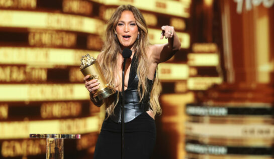 Jennifer Lopez s-a îmbrăcat în roșu din cap până în picioare. Vedeta a intrat în spiritul sărbătorilor de iarnă