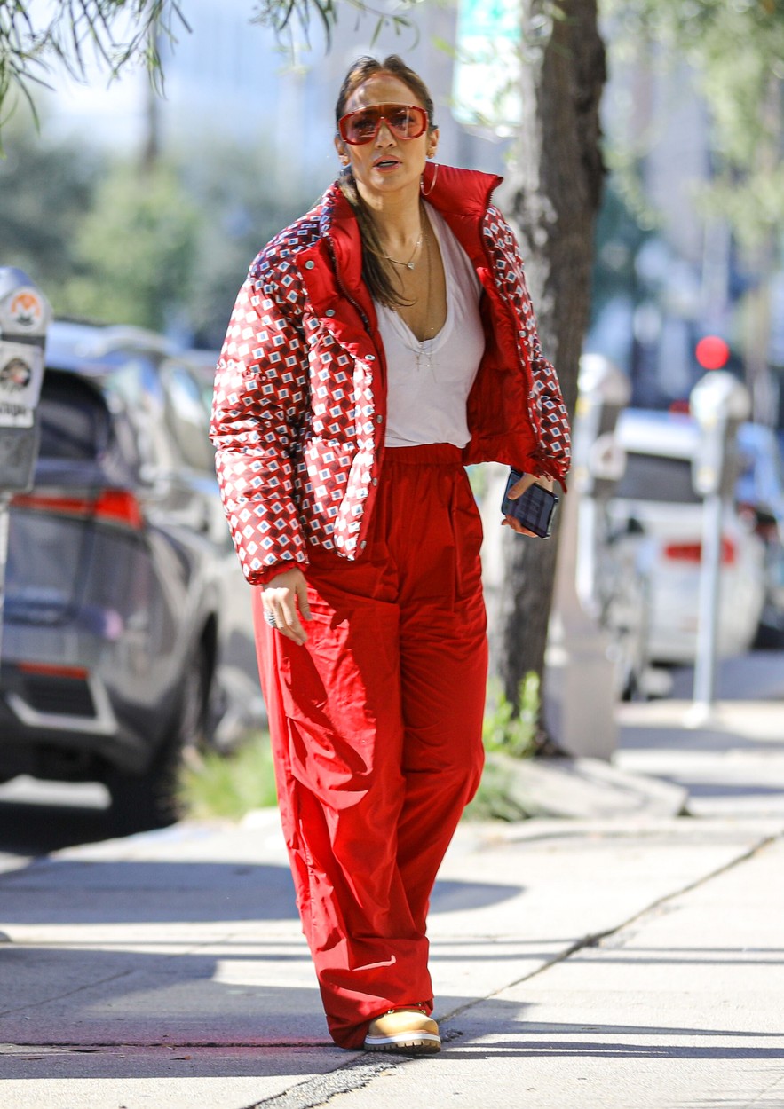Jennifer Lopez, pe stradă, în Los Angeles, îmbrăcată în roșu