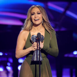 Jennifer Lopez, într-o rochie verde, transparentă, pe scenă