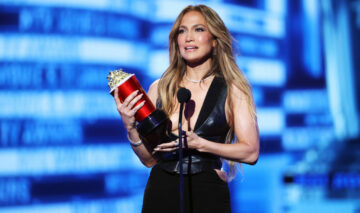 Jennifer Lopez, pe scena Premiilor MTV 2022, în timp ce le mulțumește fanilor