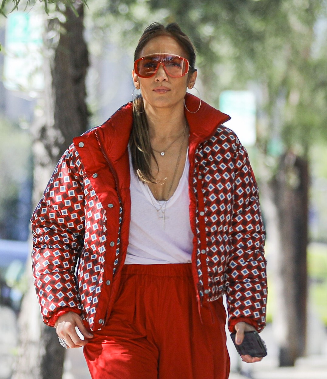 Jennifer Lopez, cu o jachetă roșie și o ținută sport