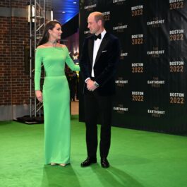 Kate Middleton și Prințul William se țin de mână pe covorul verde de la Premiile Earthshot din Boston