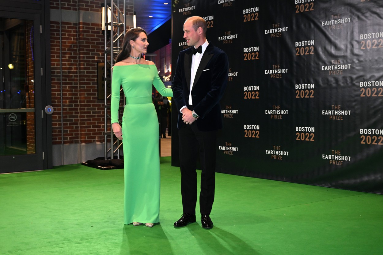 Kate Middleton și Prințul William se țin de mână pe covorul verde de la Premiile Earthshot din Boston