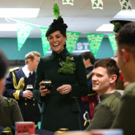 Kate Middleton, în fața gărzilor irlandeze, cu un pahar de bere în mână