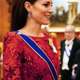 Kate Middleton, într-o rochie roșie, cu tiara pe cap