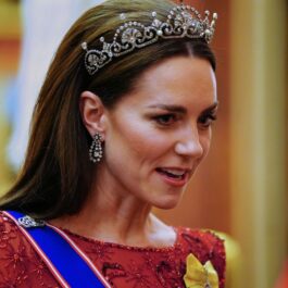 Kate Middleton, cu tiara pe cap, la Palatul Buckingham