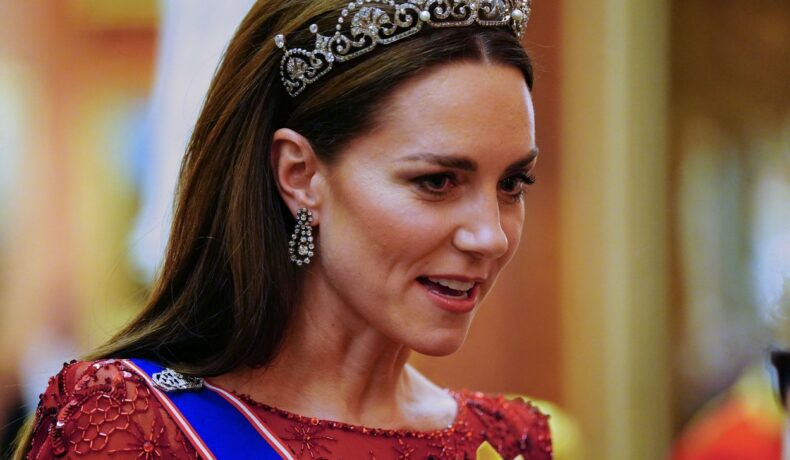 Kate Middleton, cu tiara pe cap, la Palatul Buckingham