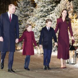 Prințul William, Prințesa Charlotte, Prințul George și Kate Middleton la Westminster Abbey la concertul de Crăciun