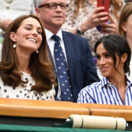 Kate Middleton într-o bluză cu buline alături de Meghan Markle la un meci de tenis