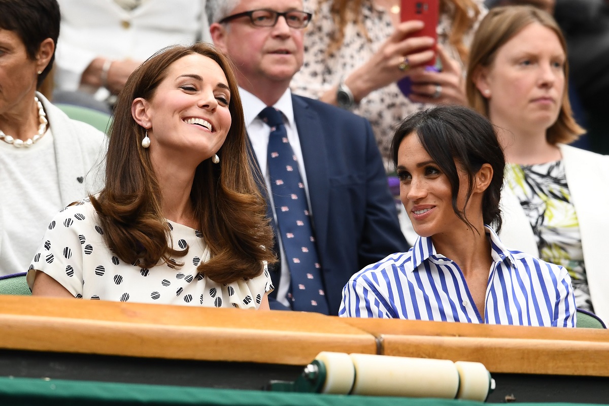 Kate Middleton într-o bluză cu buline alături de Meghan Markle la un meci de tenis