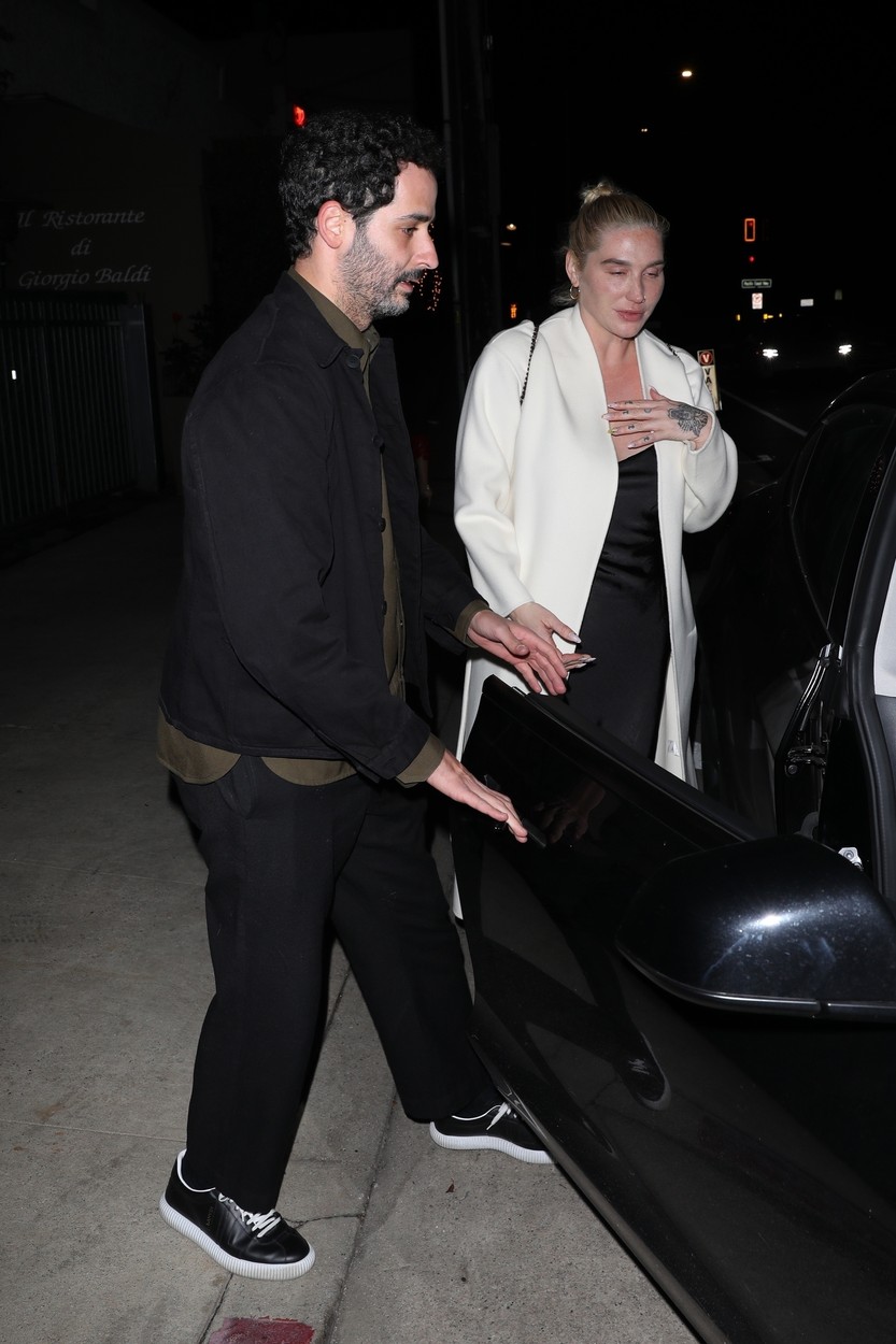 Kesha, alături de un bărbat, la ieșirea dintr-un restaurant