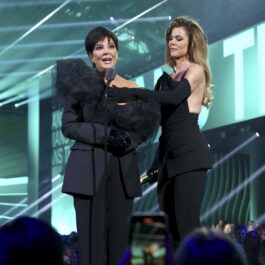 Khloe Kardashian și Kris Jenner pe scenă la People’s Choice Awards 2022