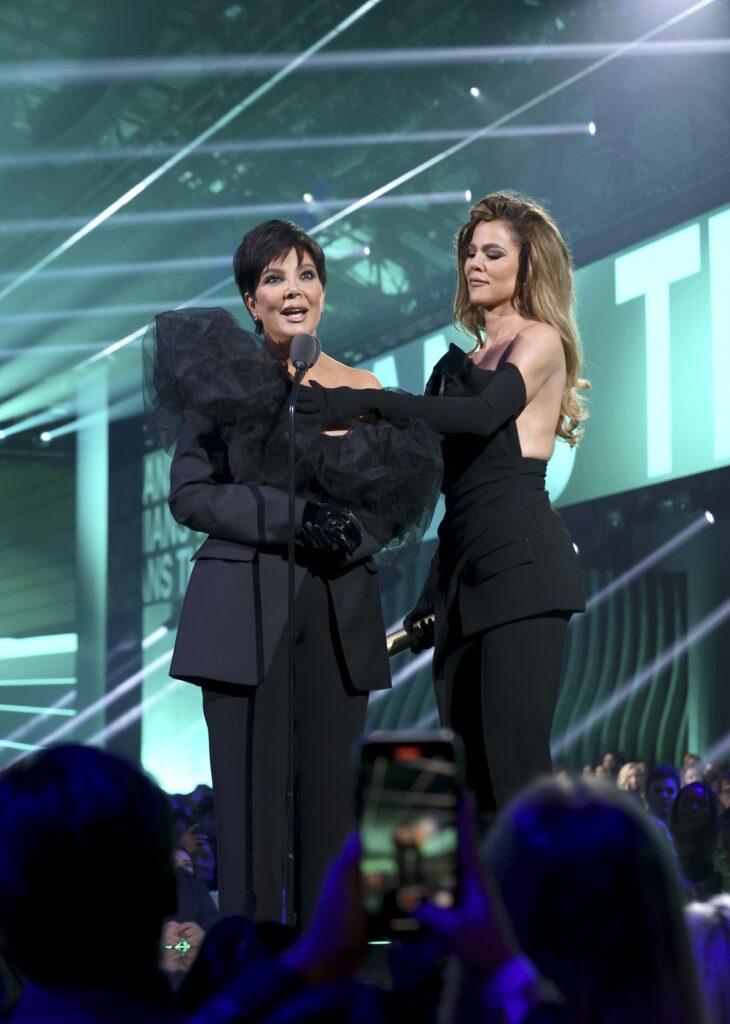 Khloe Kardashian și Kris Jenner pe scenă la People’s Choice Awards 2022