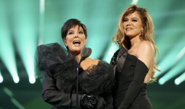 Khloé Kardashian alături de Kris Jenner la People’s Choice Awards 2022