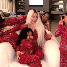 Kim Kardashian alături de copiii săi în ziua de Crăciun