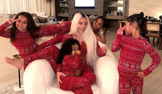 Kim Kardashian a petrecut Crăciunul alături de familia sa. Vedeta a postat imagini din copilărie pe rețelele sociale