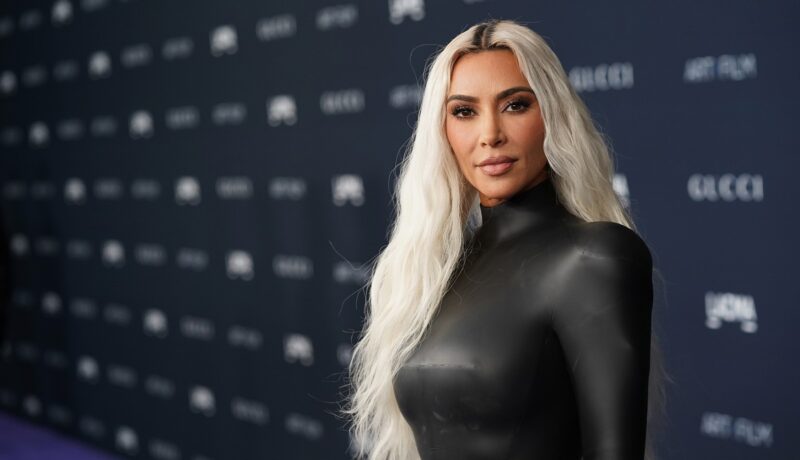 Kim Kardashian le impune angajaților ei să poarte uniforme. Personalul îmbracă haine care se asortează cu decorul casei