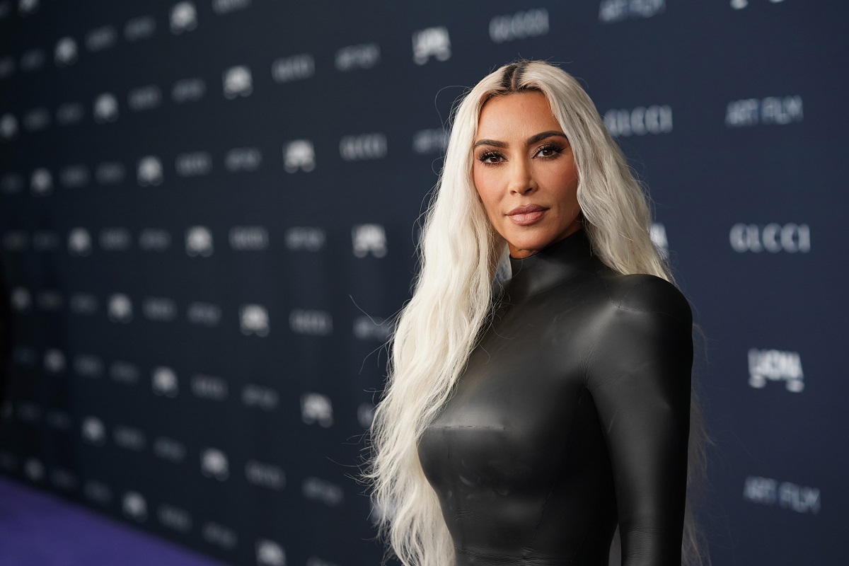 Kim Kardashian poartă o rochie neagră din latex, care îi vine pe corp, în cadrul unui eveniment din Los Angeles