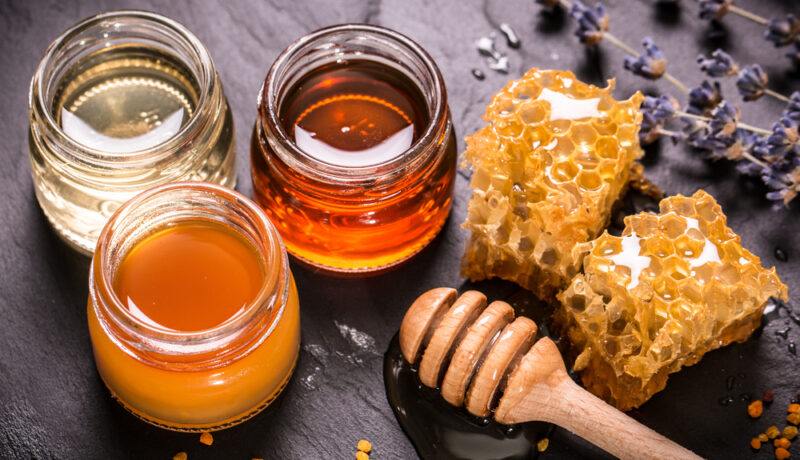 Ce se schimbă în organism dacă mănânci două linguri de miere pe zi. Specialiștii spun că țin medicul la distanță