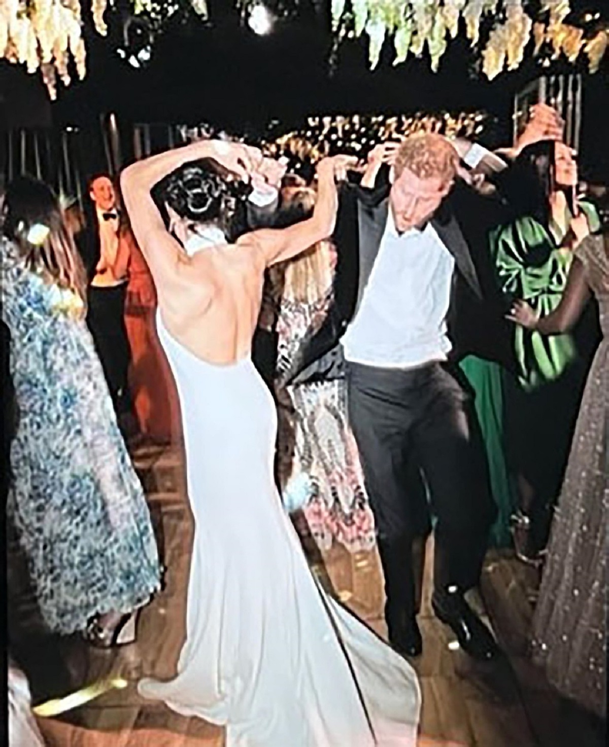 Meghan Markle și Prințul Harry în timp ce dansează împreună la petrecerea ținută după nunta lor
