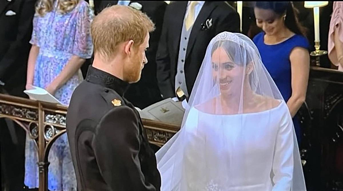 Prințul Harry și Meghan Markle în timp ce se privesc unul pe altul în timpul ceremoniei lor de nuntă