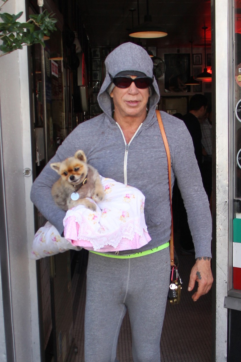 Mickey Rourke, cu câinele în brațe, pe stradă