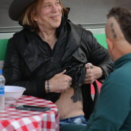 Mickey Rourke își arată tatuajele în public