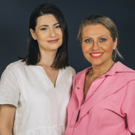Mihaela Călin alături de Mirela Vaida în timp ce pozează împreună pentru seria DePărinți.ro
