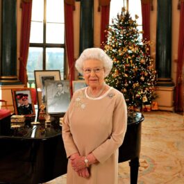 Regina Elisabeta în timpul transmisiunii live de Crăciun