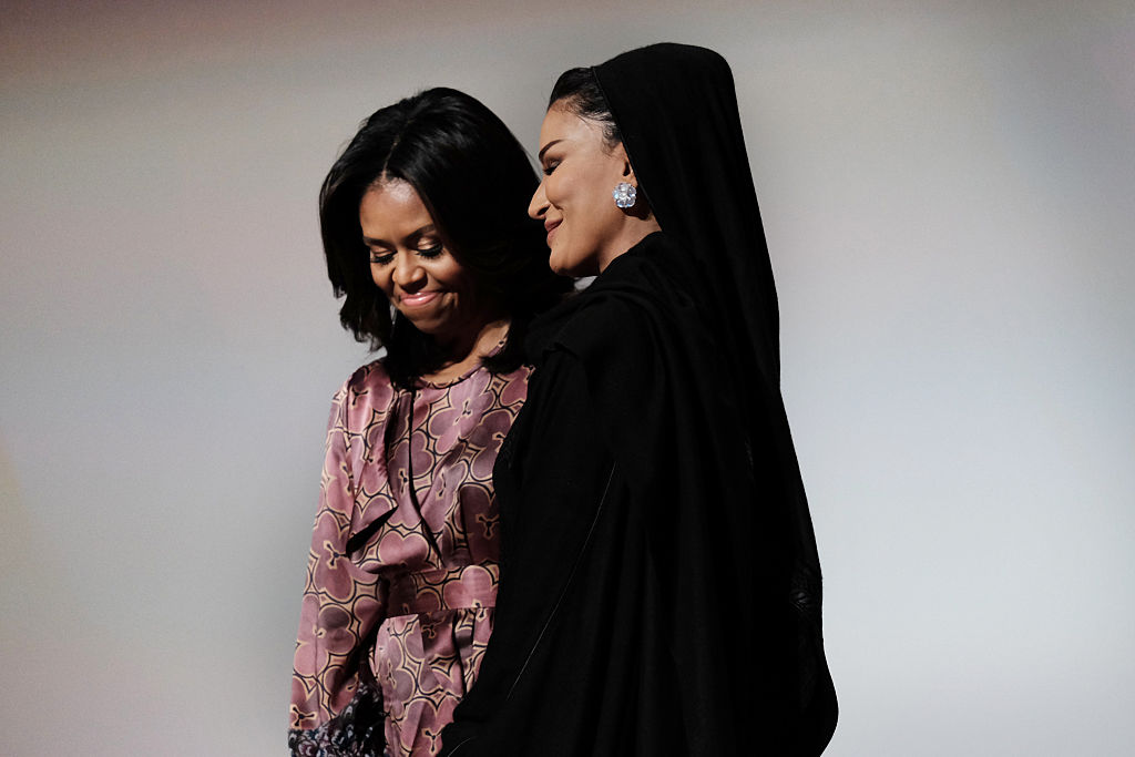 Moza bint Nasser, alături de Michelle Obama, în haine negre