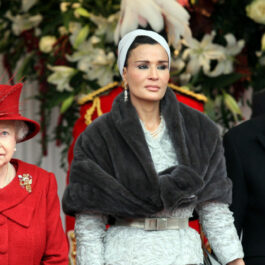 Moza Bint Nasser, elegantă, alături de Regina Elisabeta și Prințul Philip