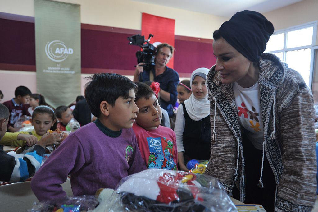 Moza bint Nasser, la un eveniment de caritate, alături de copii