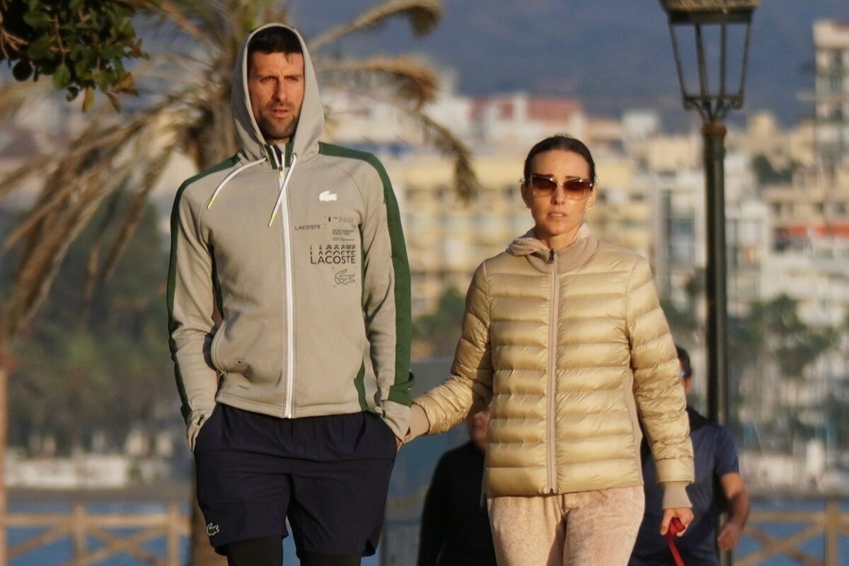 Novak Djokovic se ține de mână cu soția sa pe plajă în Marbella
