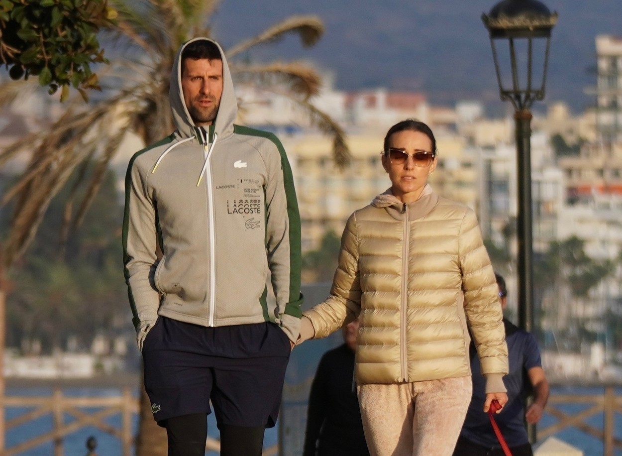 Novak Djokovic se ține de mână cu soția sa pe plajă în Marbella