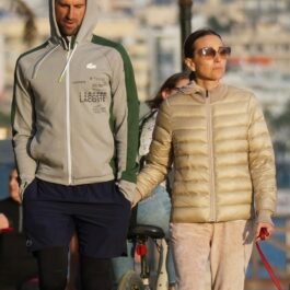 Novak Djokovic, îmbrăcat sport, cu soția de mână