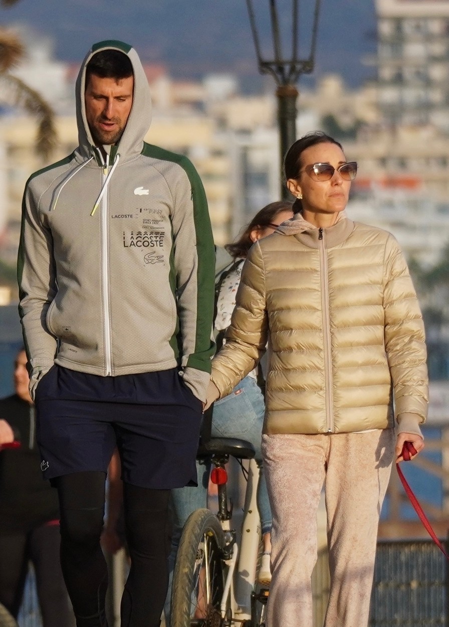 Novak Djokovic, îmbrăcat sport, cu soția de mână