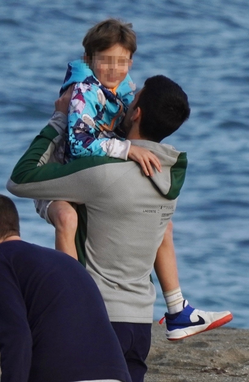 Novak Djokovic își ridică fiul în aer, pe plajă