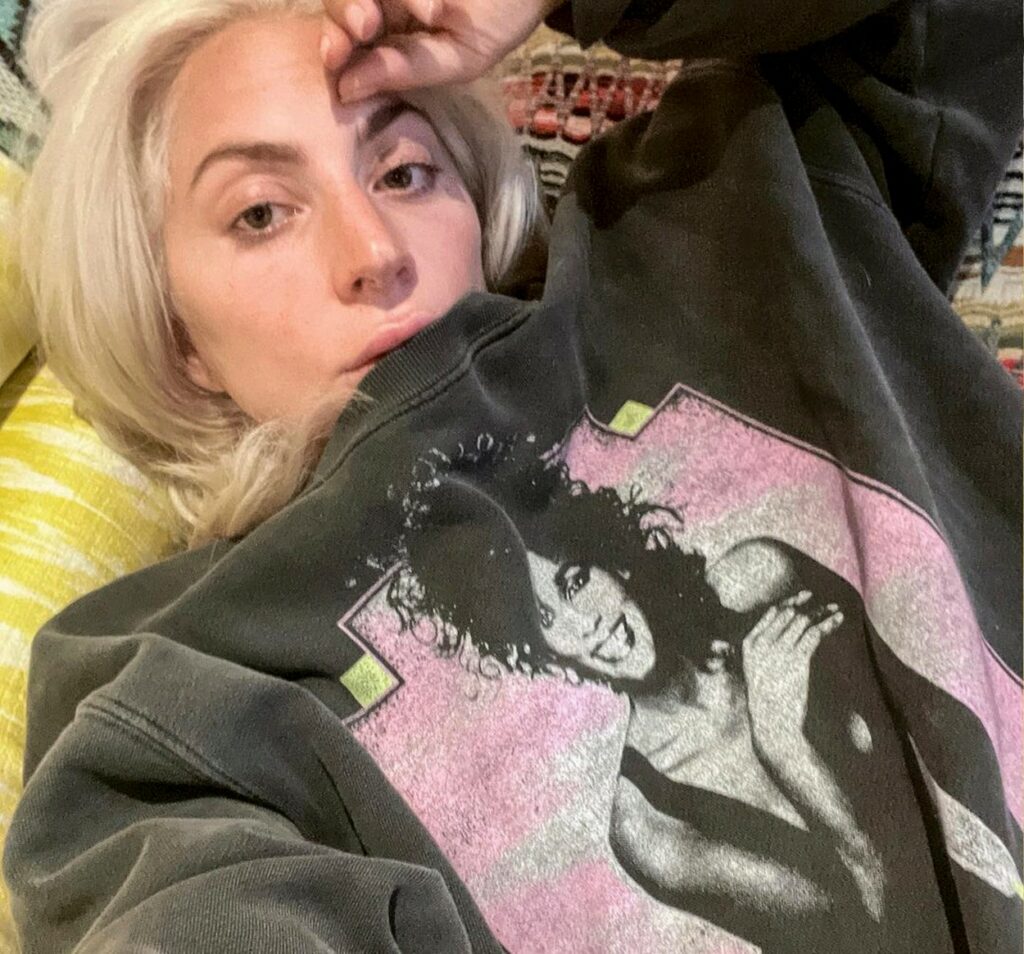 Lady Gaga s-a pozat în pijamale și a renunțat la machiaj